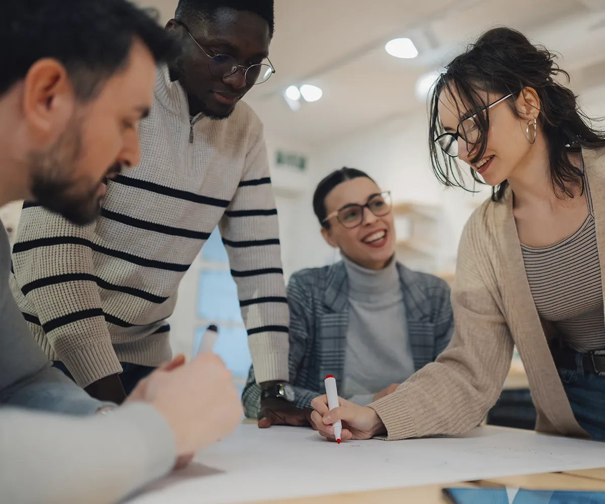 Missão da empresa representada por empilhadeiras em um armazém.