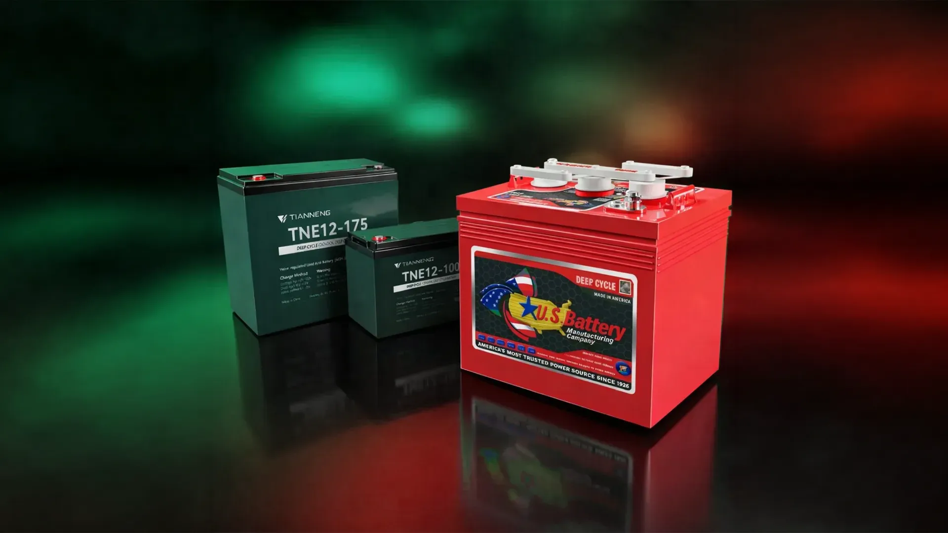 Baterias tracionarias 12V Tianneng TNE12-175 e TNE12-100 ao lado de bateria U.S. Battery vermelha